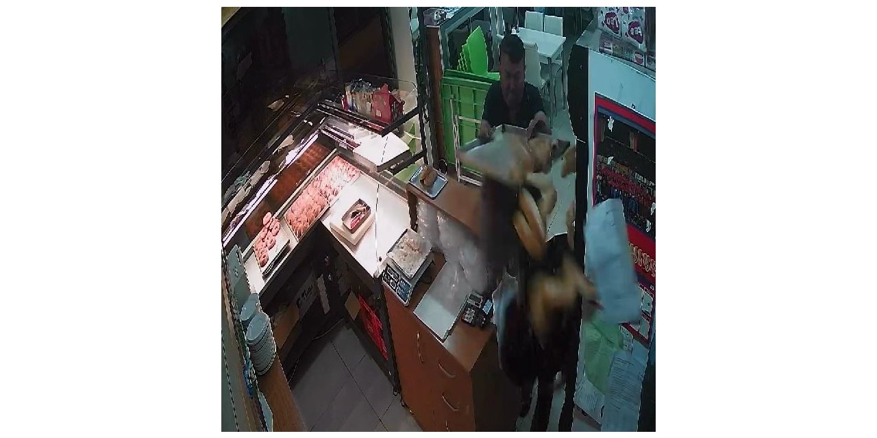 Kasaya dalan hırsız tepsiyi başına yedi