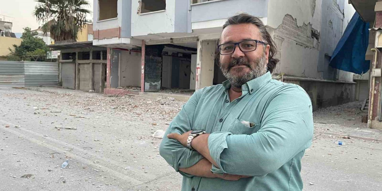 Yıkım için 11 katlı binanın üzerine 10 tonluk iş makinesi çıkarıldı