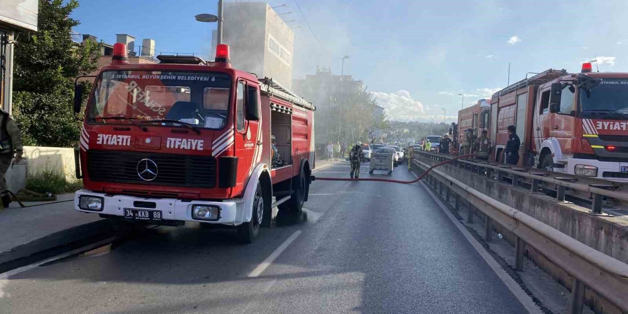 Küçükçekmece E-5 yan yolda metruk bir binada yangın çıktı: Yol trafiğe kapandı