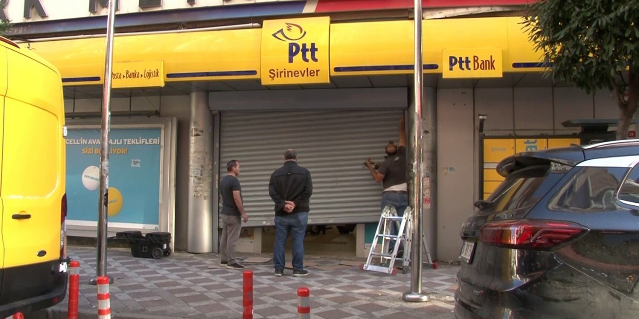 PTT şubesinin kapısı bozuldu, vatandaşlar adeta sürünerek girip çıktı