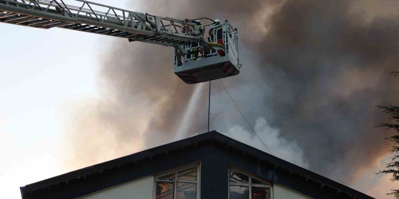 Kayseri’deki fabrika yangını 69 itfaiye personeli ile söndürüldü