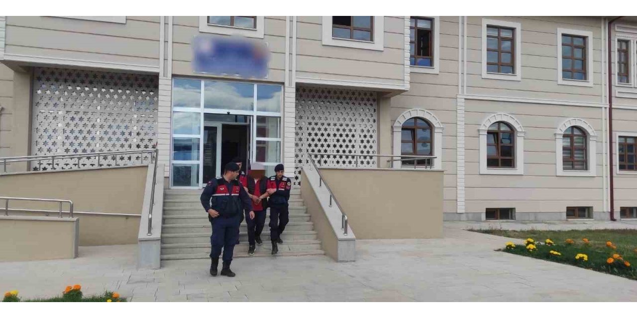 Hırsızlık suçlarından araması bulunan 2 şahıs yakalanarak cezaevine teslim edildi