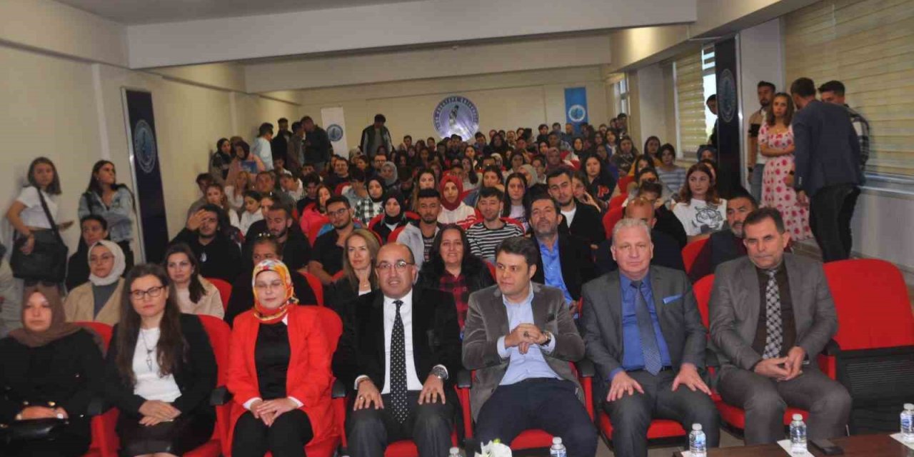 Üniversite öğrencilerine oryantasyon eğitimi