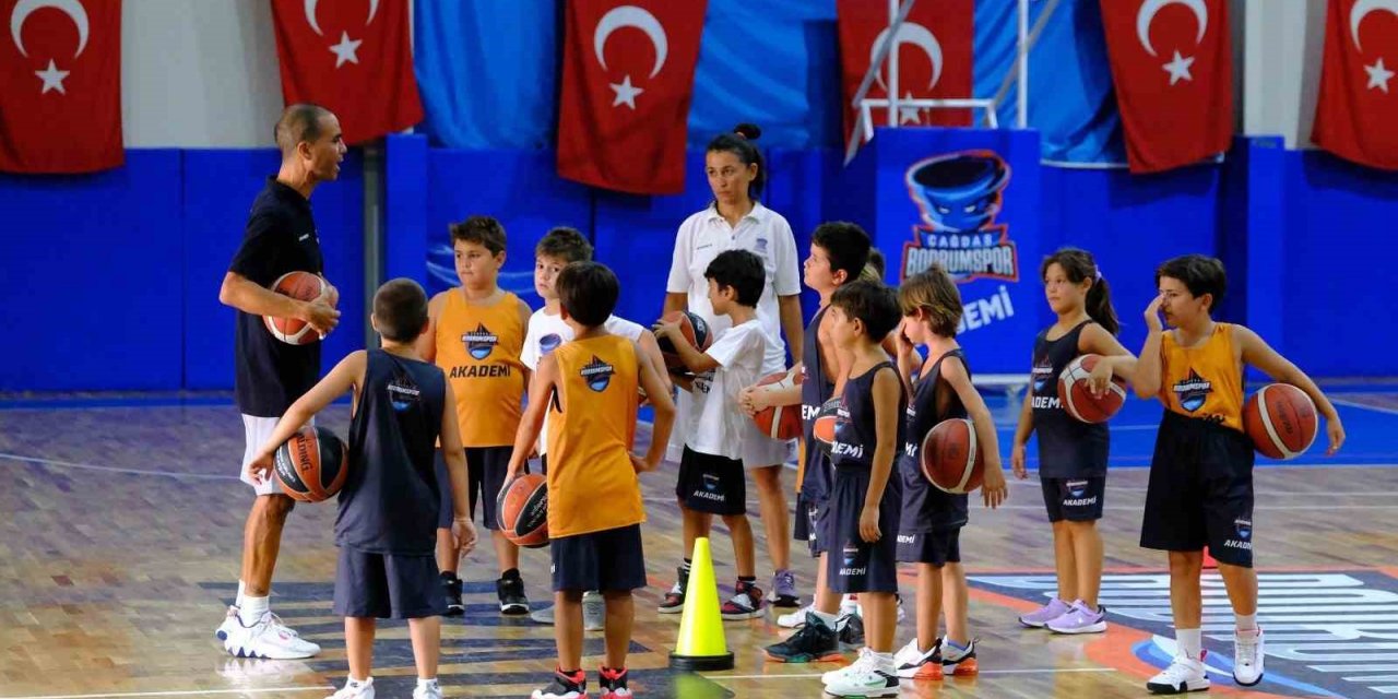 Çocuklara basketbol aşkını aşılıyorlar