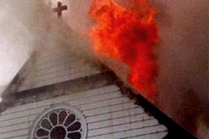 İki kilise yakıldı, biri yağmalandı