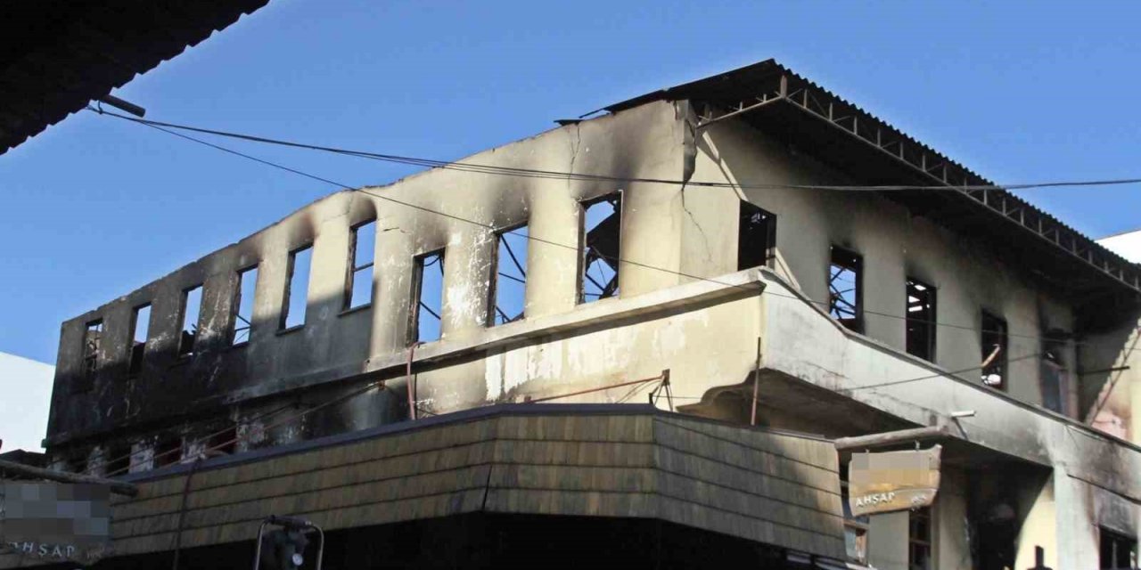 Gece alev alev yanan ahşap atölyesi 3 saatte söndürüldü, soğutma çalışmaları öğlene kadar sürdü