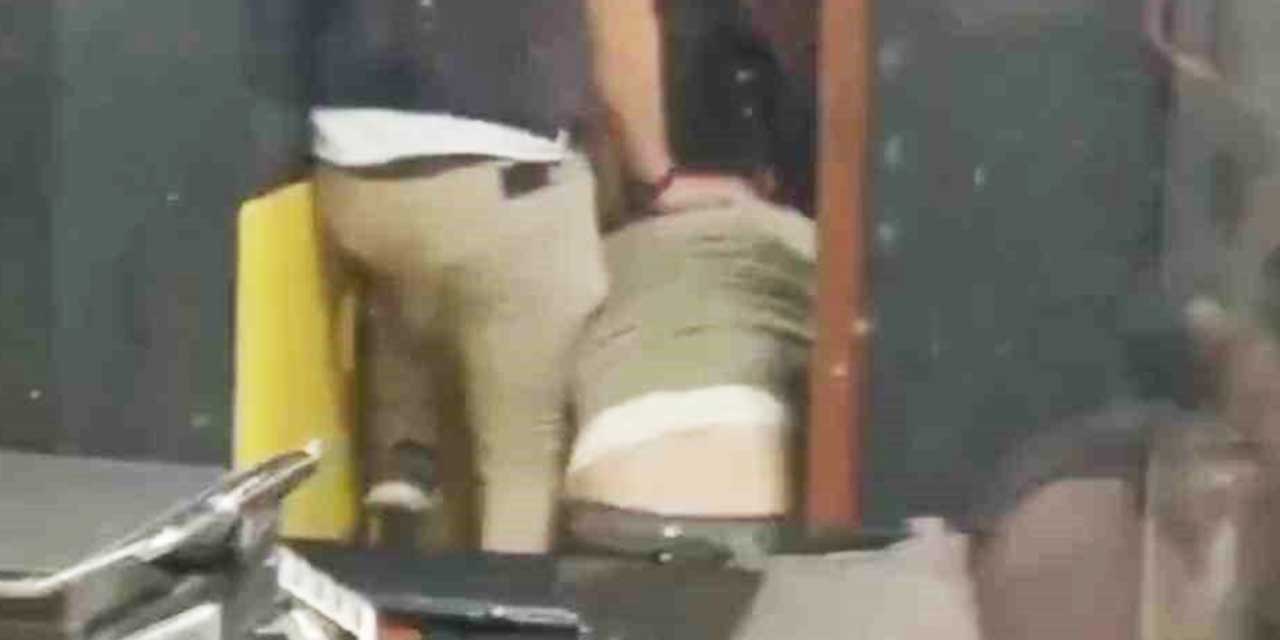 Kasayı açarken dükkan sahibine yakalanan hırsızı evire çevire dövdüler