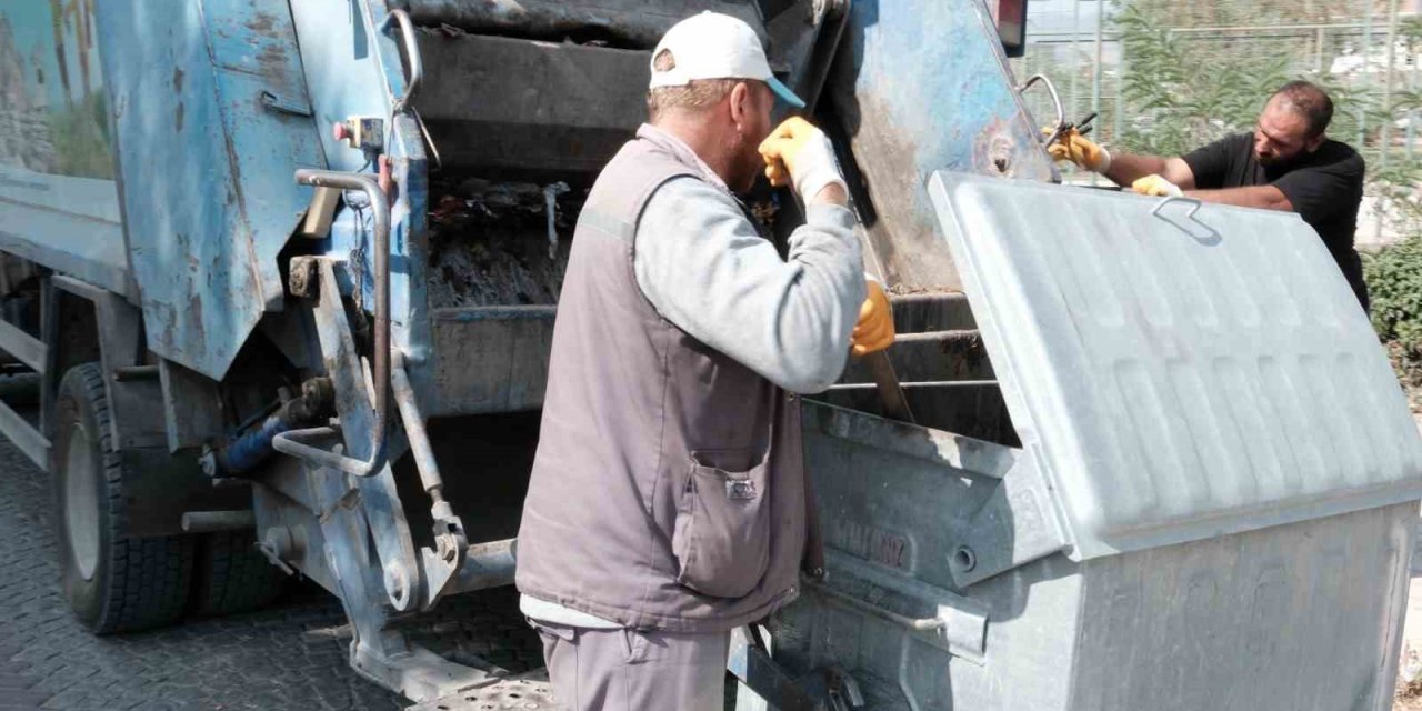 Bergama Belediyesi mahalle mahalle çöp konteynerlerini temizliyor