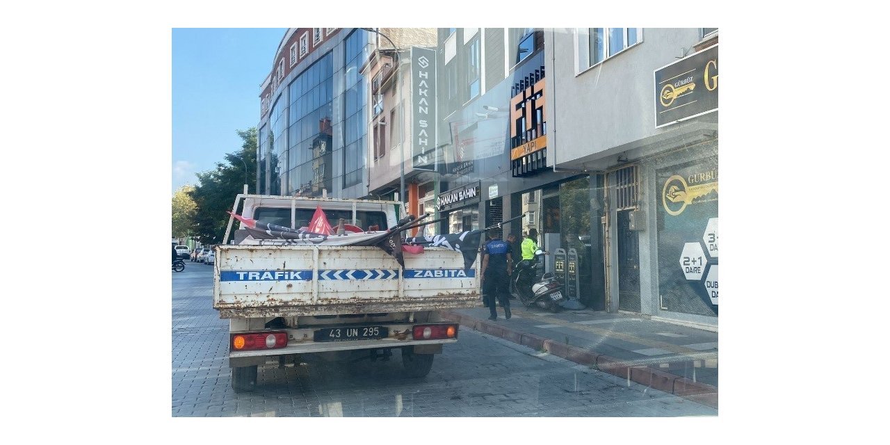 Caddedeki duba ve flamaları kaldırdı