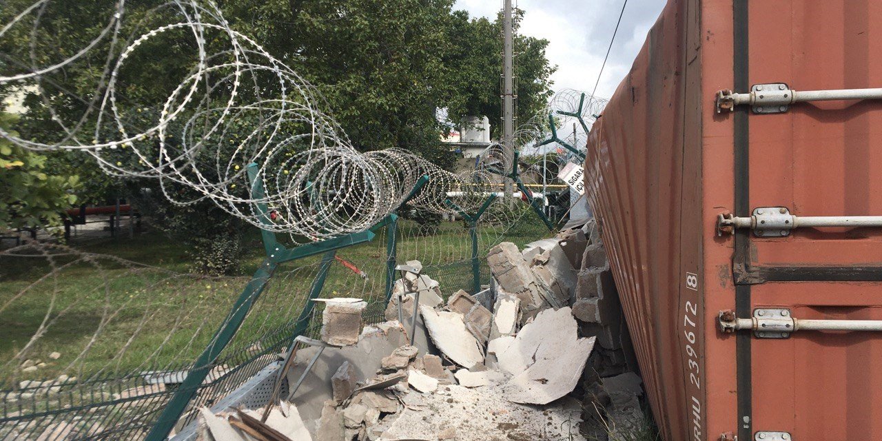 Virajı alamayan tır, fabrika duvarını yıktı