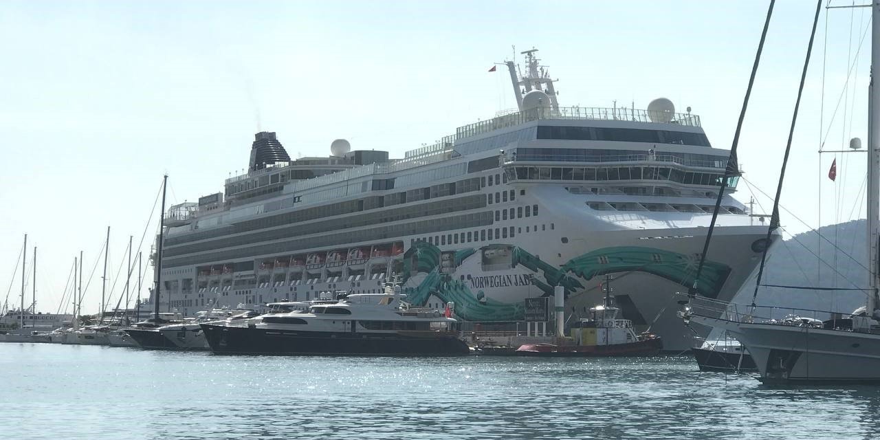 Dev yolcu gemisi İsrail’deki savaştan dolayı rotasını Marmaris’e çevirdi