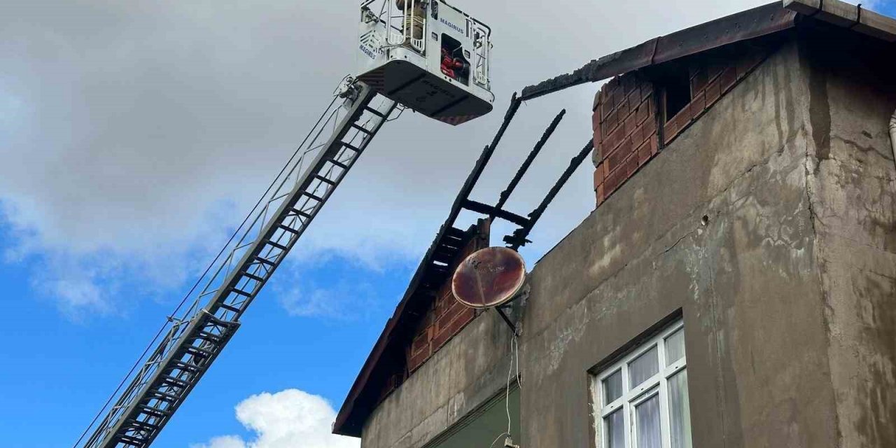 Sultanbeyli’de binanın çatısı alev alev yandı