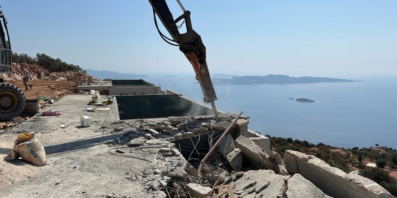 Deniz manzaralı kaçak yapılar yıkıldı