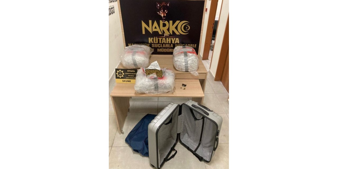 Kütahya’da dur ihtarına uymayan araçta 17 kilo uyuşturucu ele geçirildi