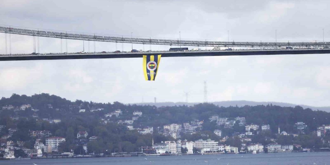 Köprülere dev Fenerbahçe bayrakları asıldı