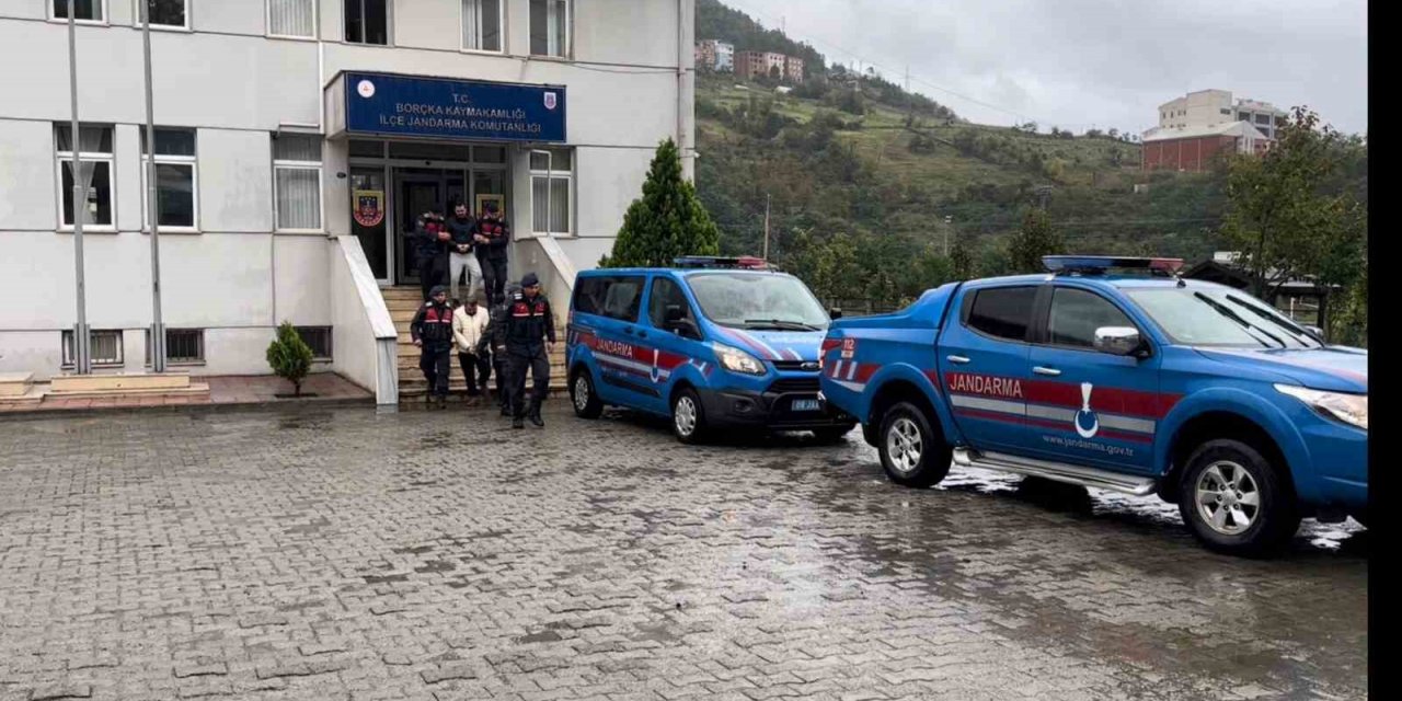 Artvin’de yakalanan firari şüpheli ile kaçışına yardım eden iki zanlı tutuklandı