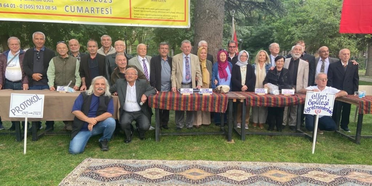 Mezunlar yarım asır sonra bir araya gelmenin mutluluğunu yaşadı