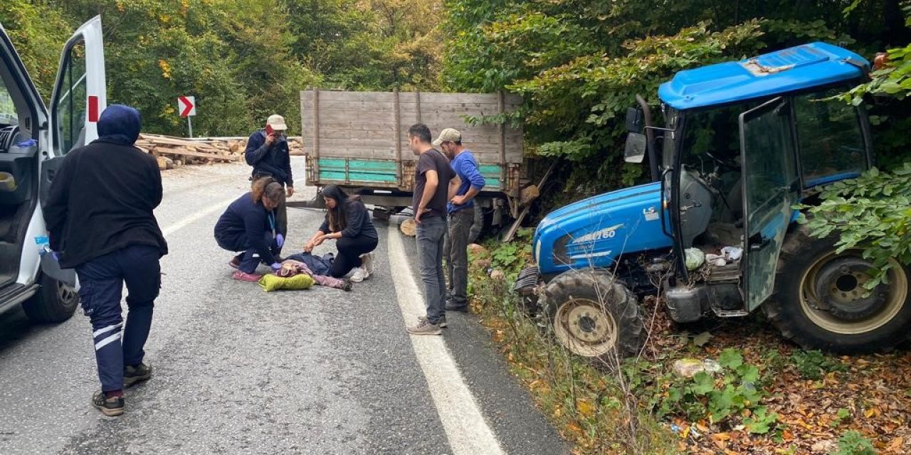 Freni boşalan odun yüklü traktör devrildi: 2 yaralı