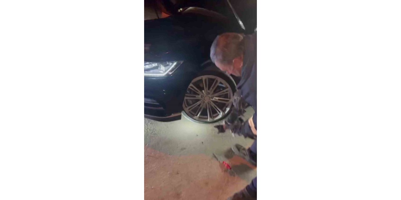 Otomobilin kaputuna giren kedi uzun uğraşlar sonucu çıkartıldı