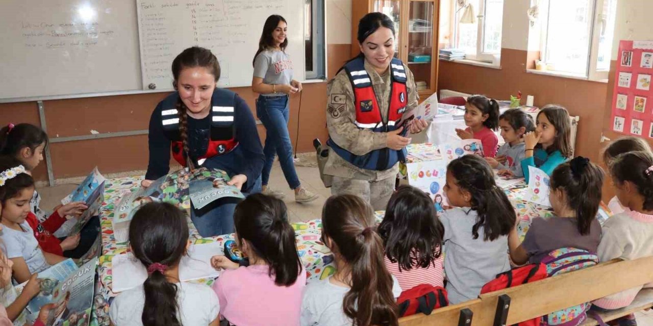 Jandarmadan Dünya Kız Çocukları Günü kutlaması