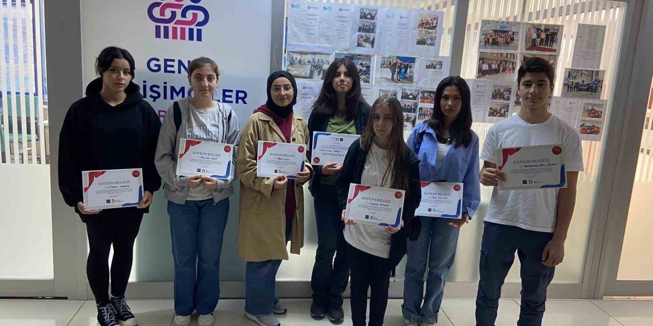 Fikirlerini geliştiren öğrenciler sertifikalarına kavuştu