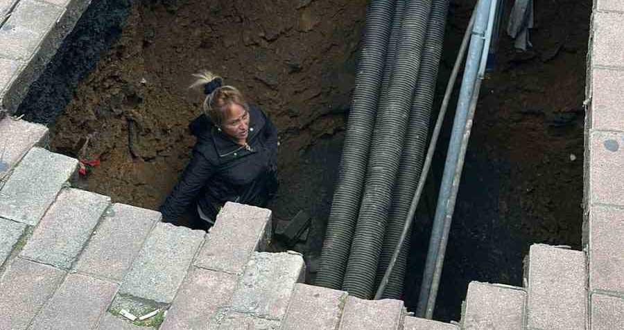 Yer yarıldı içine girdi