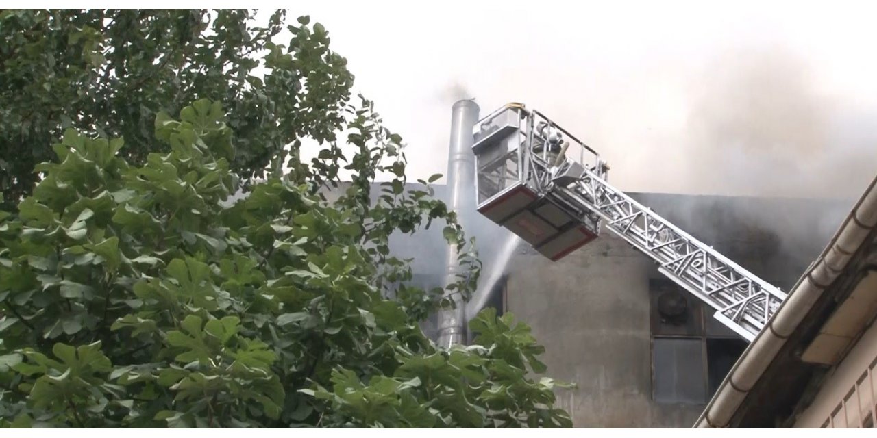 Eyüpsultan’da müzik aleti imalathanesinde korkutan yangın: 2 itfaiye eri dumandan etkilendi