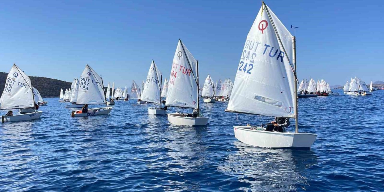 Yedi ülkeden 400 minik yelkencinin kıyasıya yarışı Bodrum’da başladı