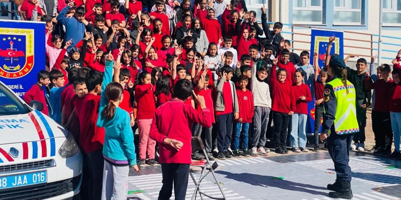 Jandarma 695 öğrenciye trafik eğitimi verdi