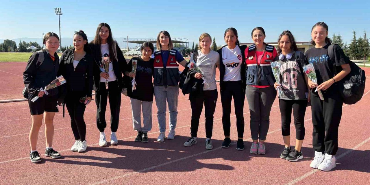 Aydın jandarması kız çocuklarını unutmadı