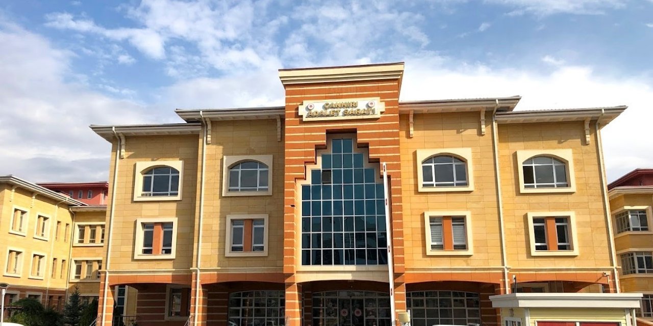 Kuyumcudan bilezik çalıp, ilçeden kaçan hırsızlık zanlısı yolda yakalandı