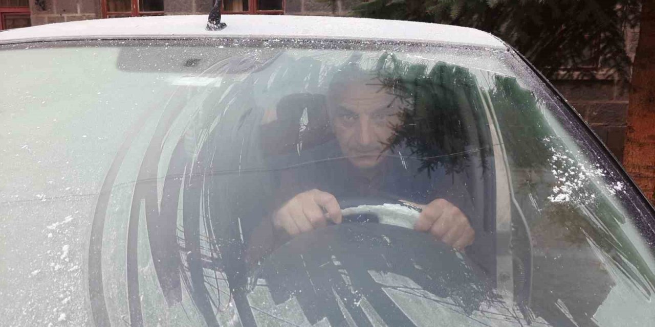 Araçların camları buz tuttu! Doğuda kış başladı bile