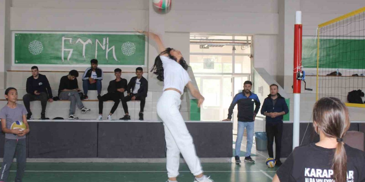 Karapınar ilçesinde voleybol kursuna yoğun ilgi