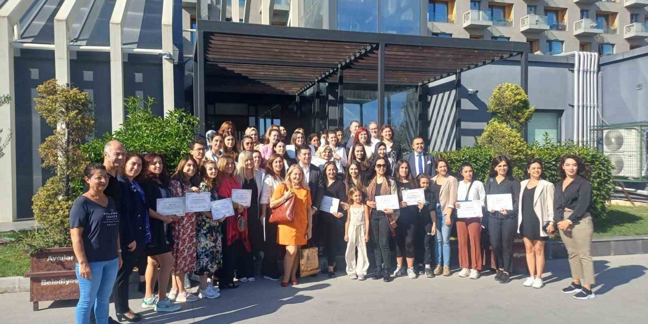 Avcılar’da “Üreten Eller” projesine katılan 35 kadın sertifikasını aldı