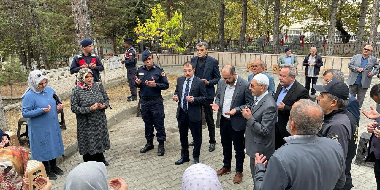 22 yıl önce KKTC’de şehit olan asker kabri başında anıldı