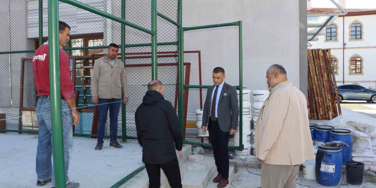 Mustafa Çekiç Ortaokulu’nda tadilat çalışmaları devam ediyor