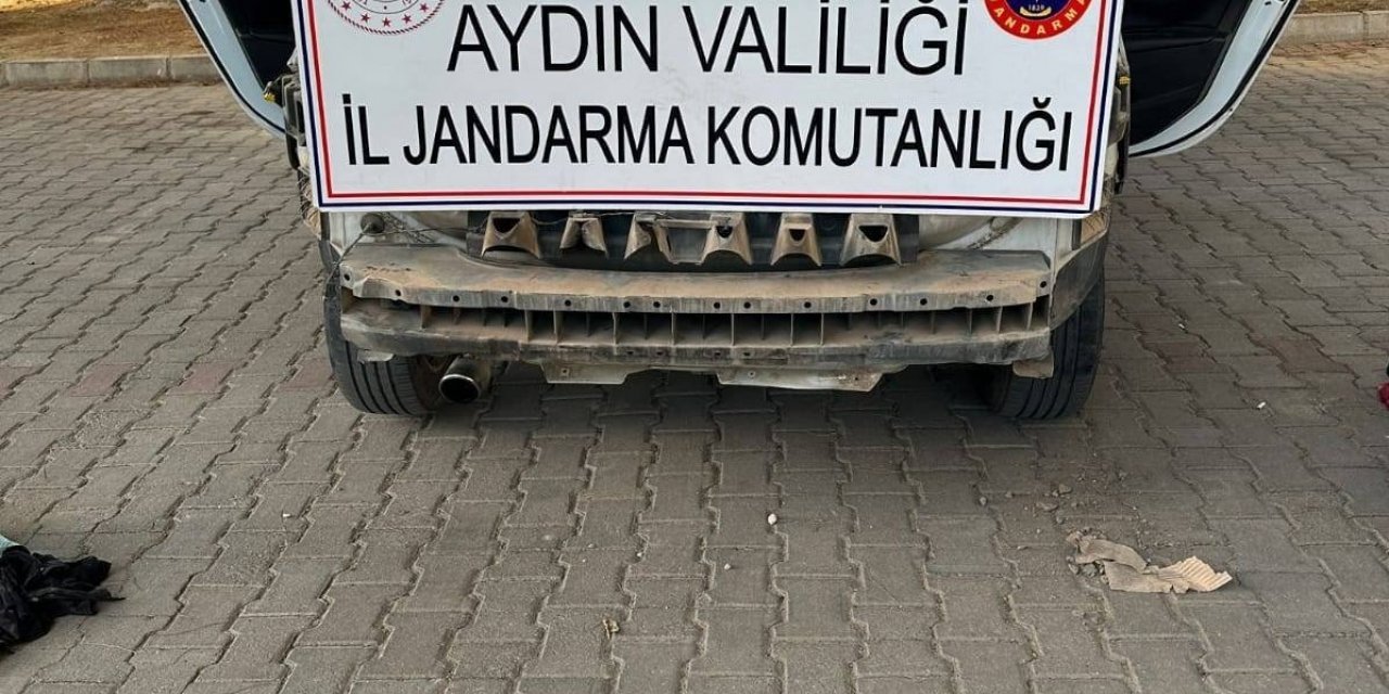 Otomobil tamponuna gizlenmiş, makineli tabanca ele geçirildi