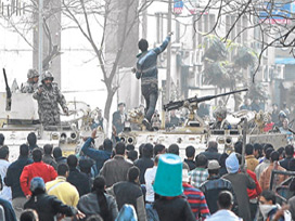 Göstericiler meclis binasını kuşattı