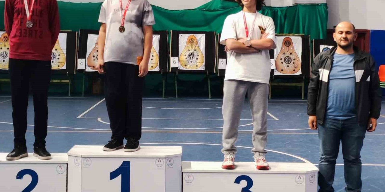 25 okçu hedefi vurmak için yarıştı