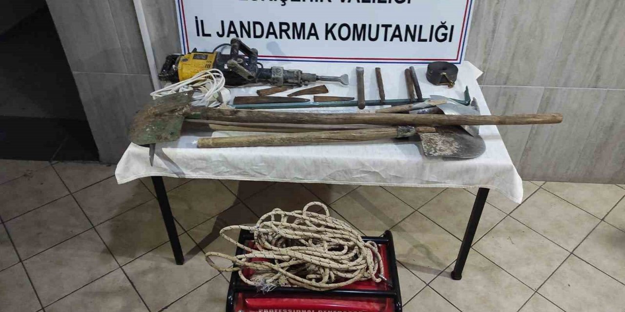 Kaçak kazı yapan 5 şahsa jandarmadan suçüstü