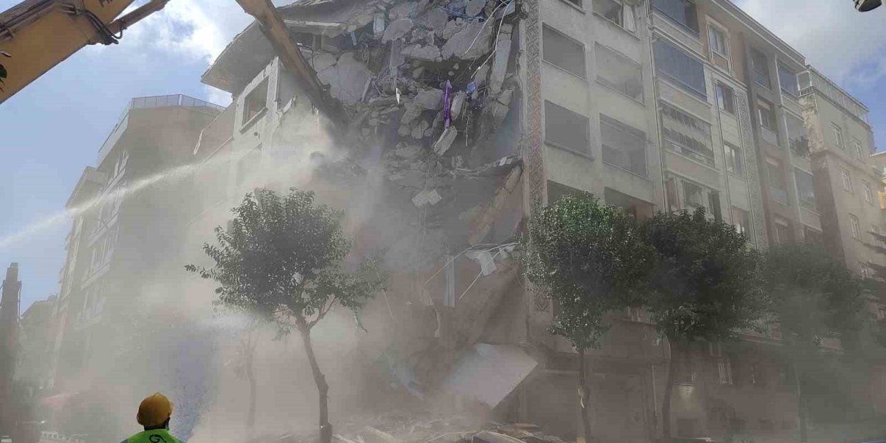 Bahçelievler’de doğalgaz patlamasının meydana geldiği binanın yıkımına başlandı