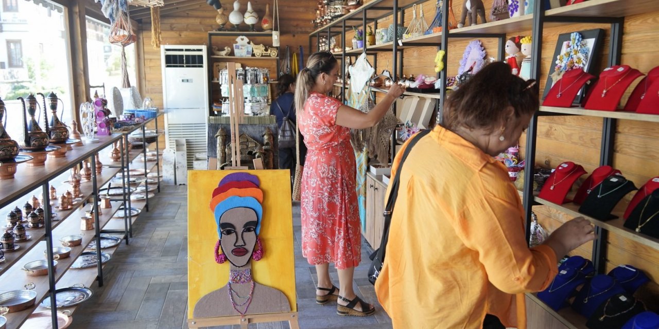 Özel öğrencilerin el emeği ürünleri ‘Üreten Eller’ mağazalarında