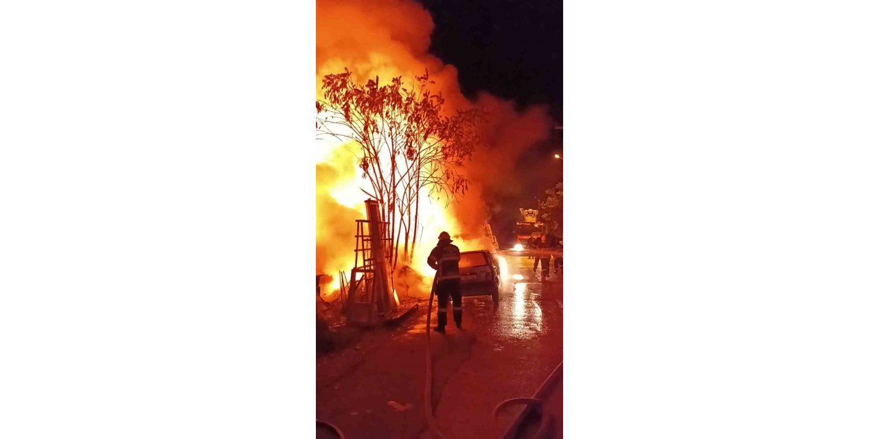 Odun deposunda çıkan yangında 30 ton tahta ve 1 otomobil yandı