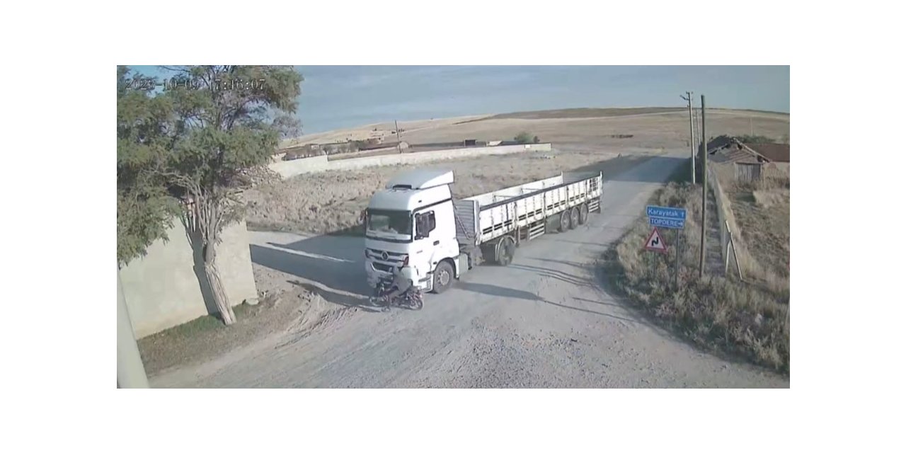 Tırın motosiklete çarpıp sürüklediği anlar güvenlik kamerasında
