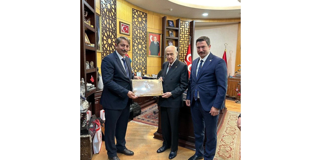 Bal Festivalinde dereceye giren 3 hilalli bal Devlet Bahçeli’ye hediye edildi