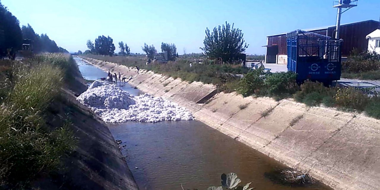 Pamuk yüklü römork sulama kanalına devrildi