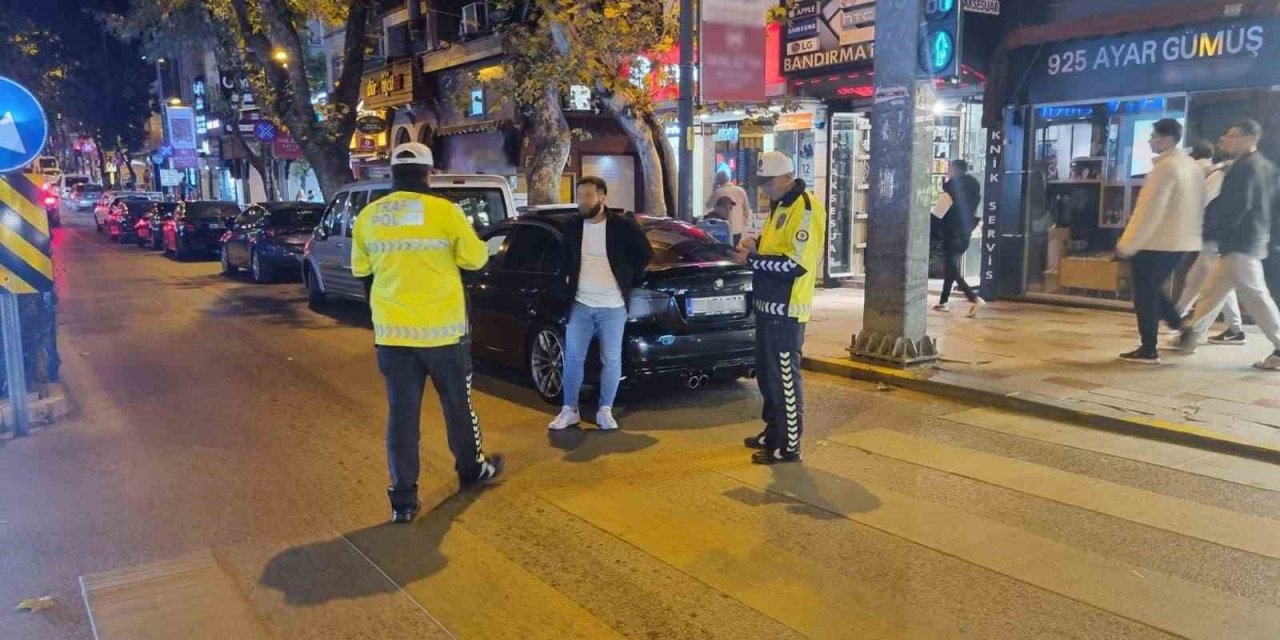 Yüksek sesle müzik dinleyen araçlar, cezadan kaçamadı