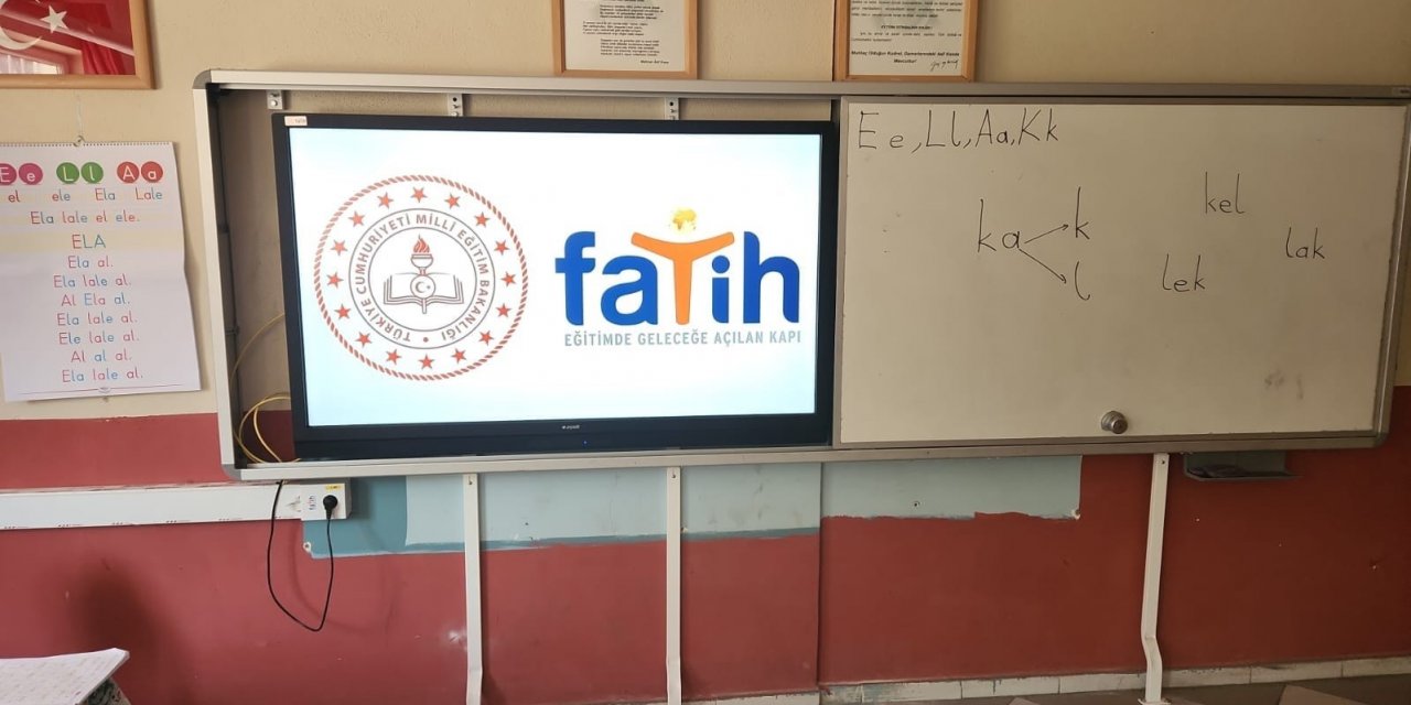 Sarıgöl’de 5 okul daha akılı tahtaya kavuştu