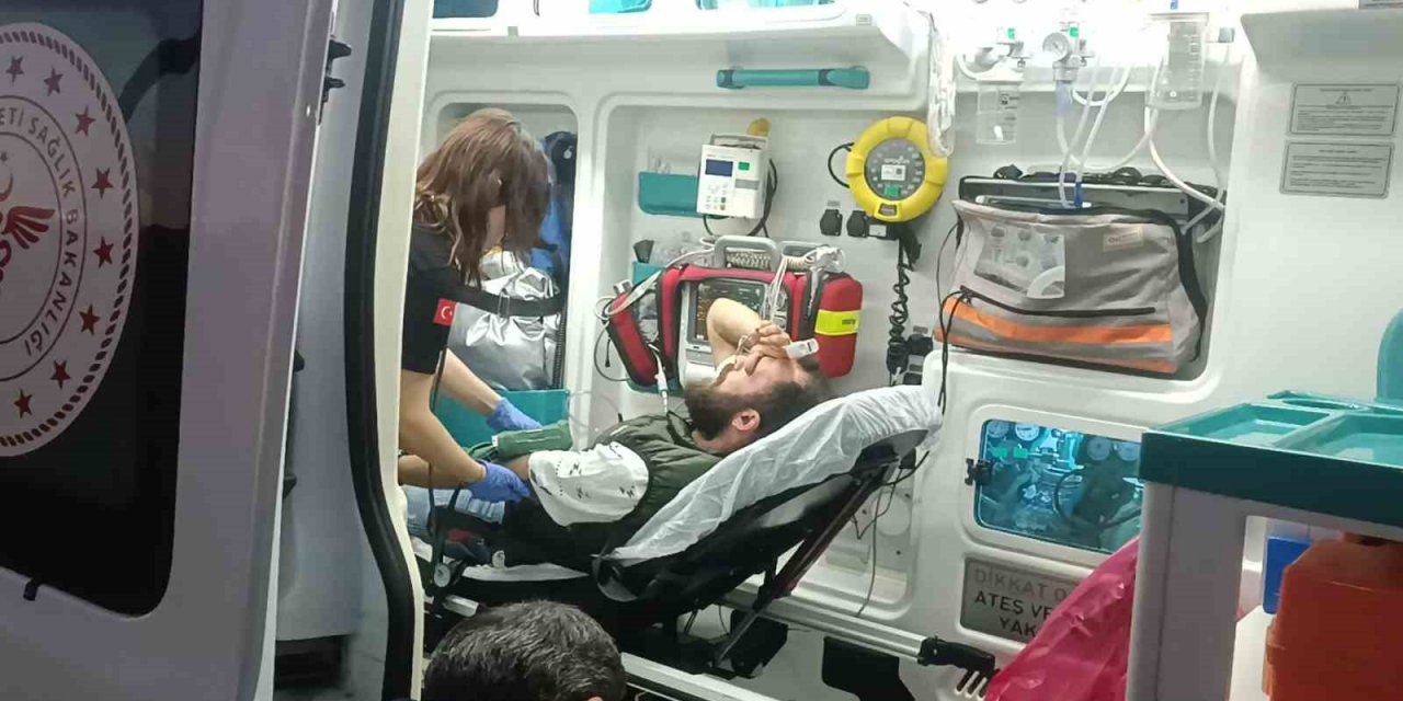 Hafif ticari araçla çarpışan motosikletli yaralandı