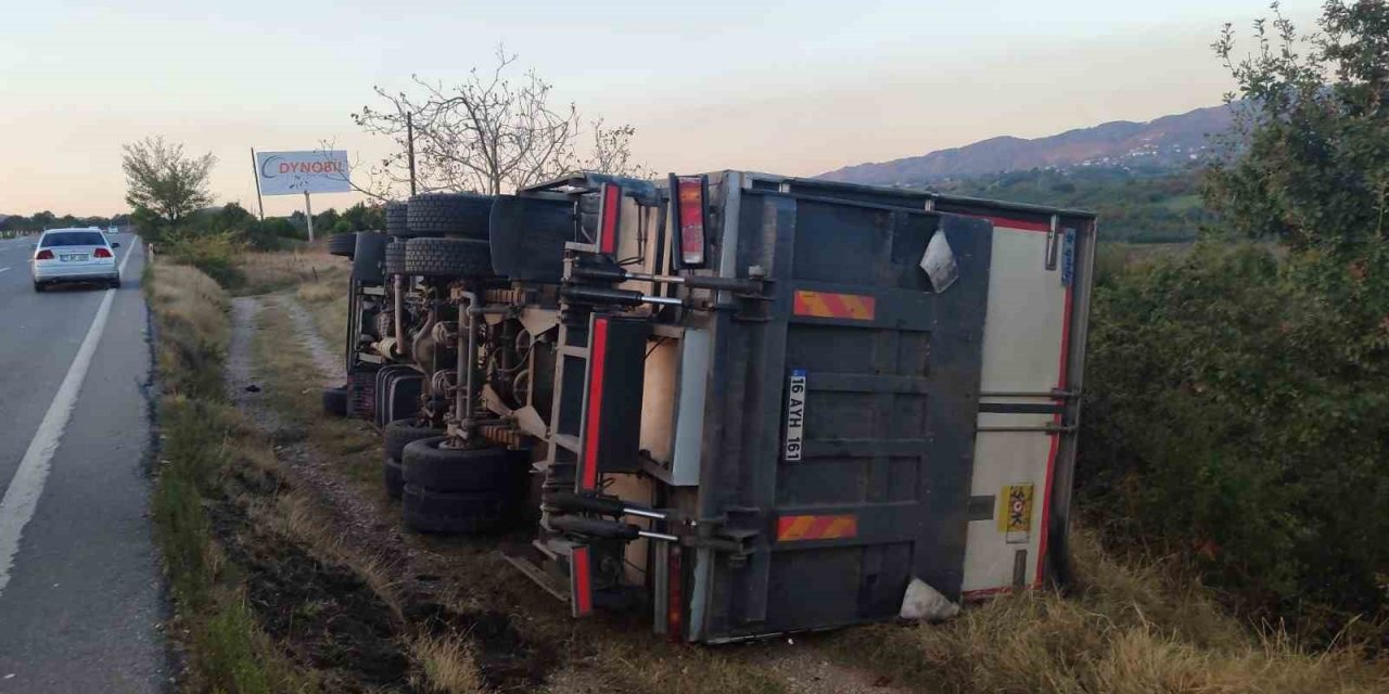 Devrilen kamyon şarampole yuvarlanmaktan son anda kurtuldu